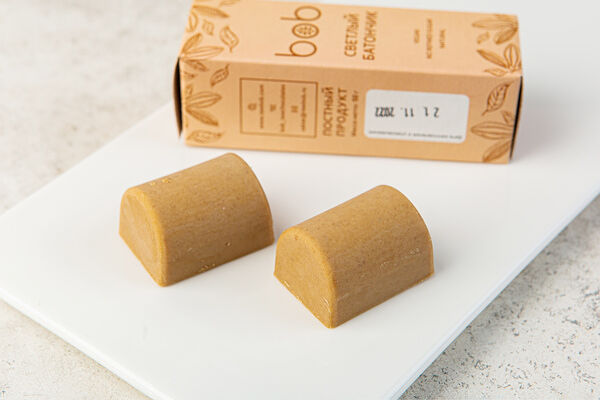 Батончик светлый шоколад с орехами, кафе