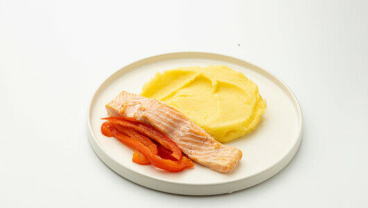 Стейк из лосося с картофельным пюре