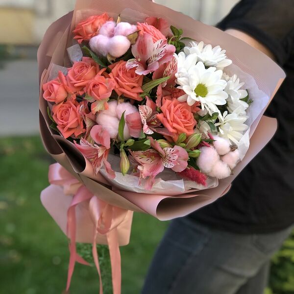 Красивый букет из свежих цветов