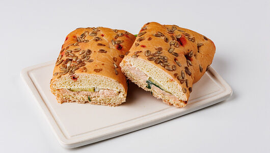 Панини с копченой горбушей, маринованными огурцами и шпинатом