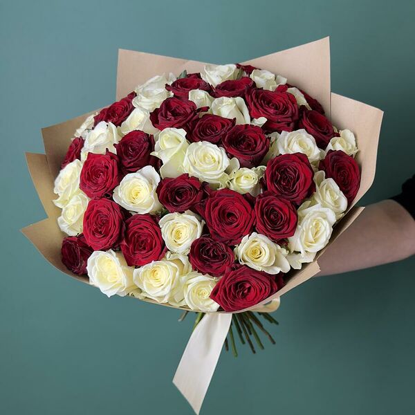 Букет цветов из 51 красно-белой розы Россия