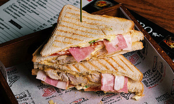 Клаб сэндвич с куриным стейком и беконом 150 гр