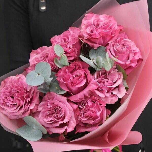 9 пионовидных роз Кантри Блюз с веточками эвкалипта