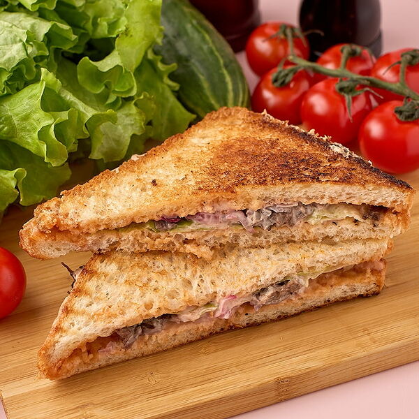 Сэндвич со щечками и луковым конфи