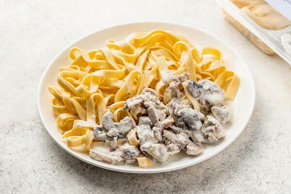 Фетучини в соусе со свининой и шампиньонами