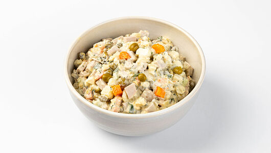 Салат оливье с колбасой