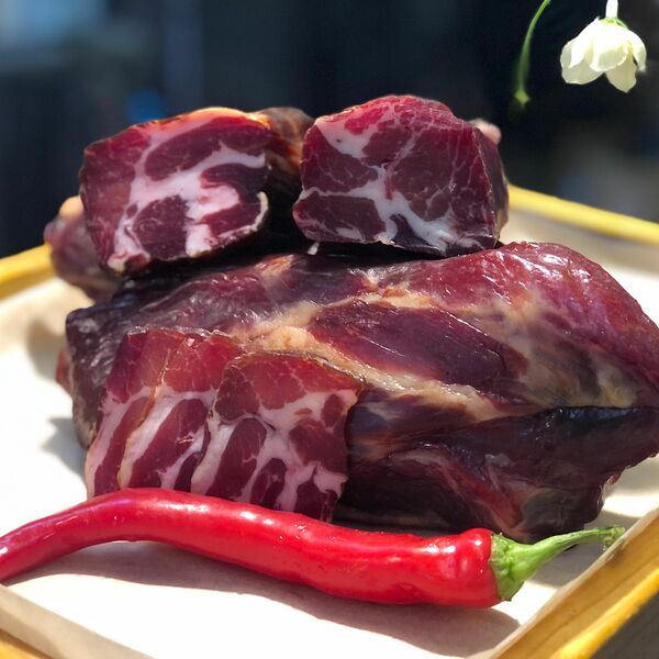 Шея ветчинная свиная сырокопченая на развес