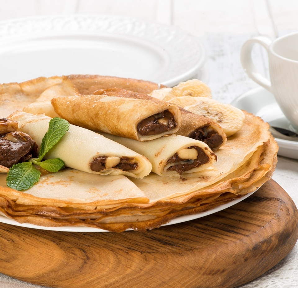 

Блинчики с бананом и пастой из орехов и какао