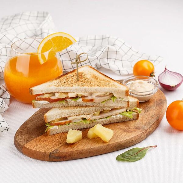 Сэндвич с копчёной курицей и ананасом 180 г