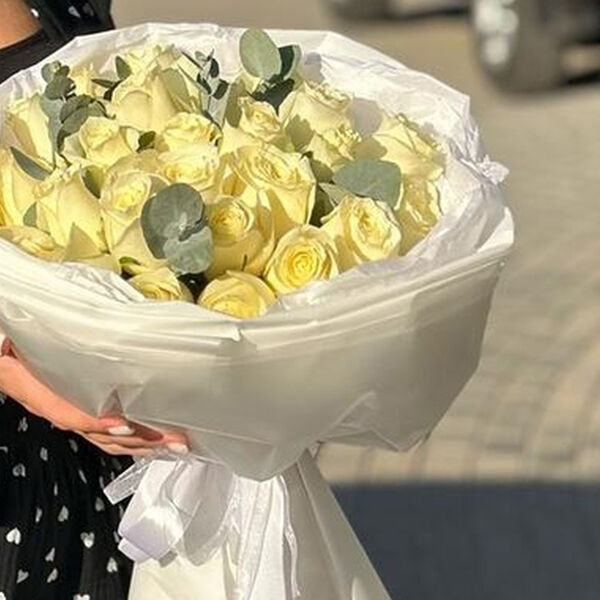 Розы с эвкалиптом в стильном оформлении