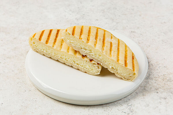 Лепешка с сыром сулугуни на гриле, кафе