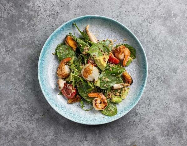 Салат из киноа с морепродуктами