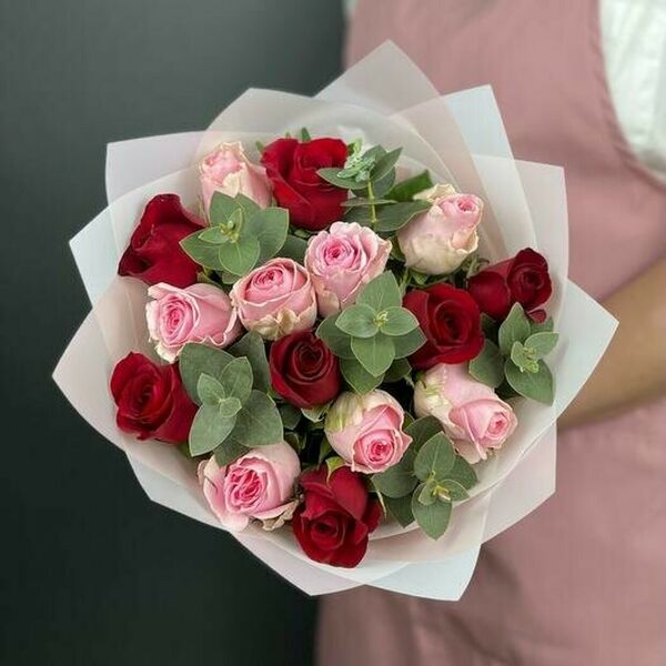 Букет из розовых и красных роз (15 шт)