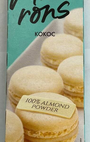 Пирожное миндальное со сбивным кремом 