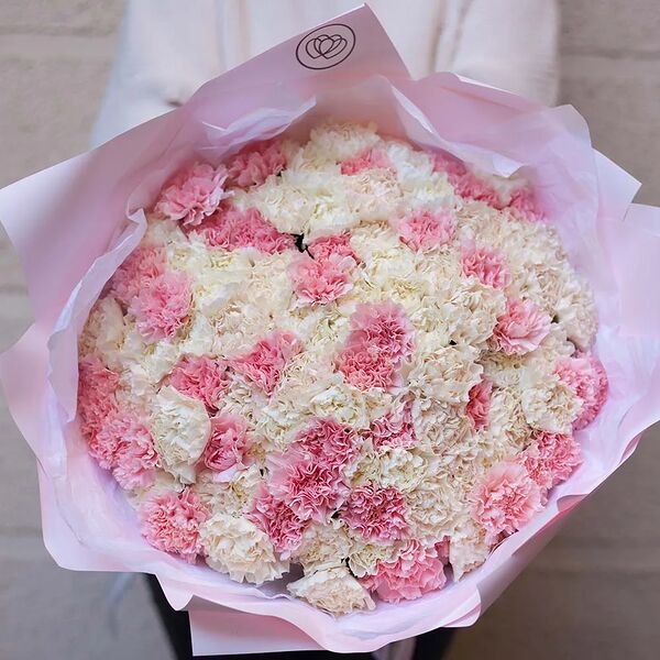 Букет из 101 розовой, белой и кремовой гвоздики