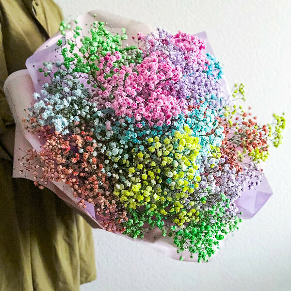 Радужный букет из гипсофилы