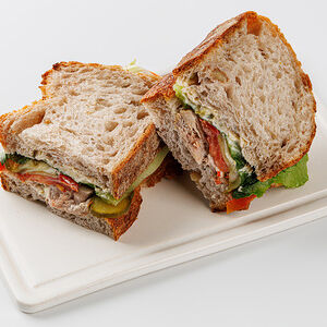 Сэндвич с бужениной и маринованными огурцами на ремесленном хлебе 190г