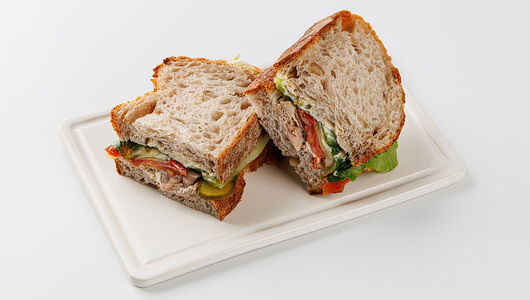 Сэндвич с бужениной и маринованными огурцами на ремесленном хлебе 190г