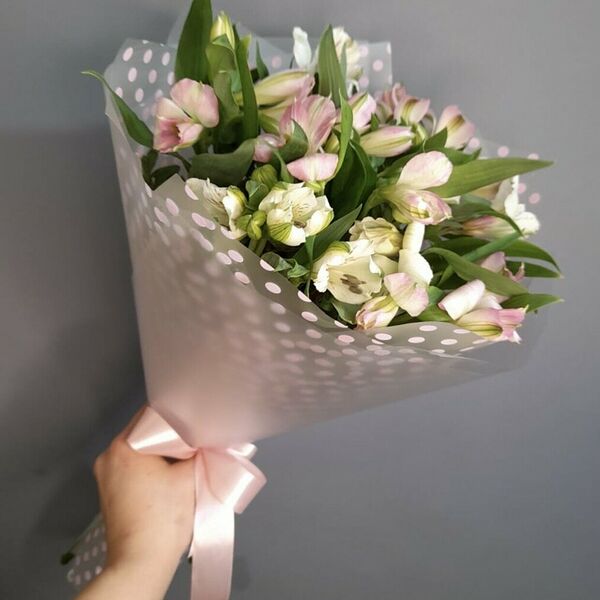 Букет с нежной альстромерией