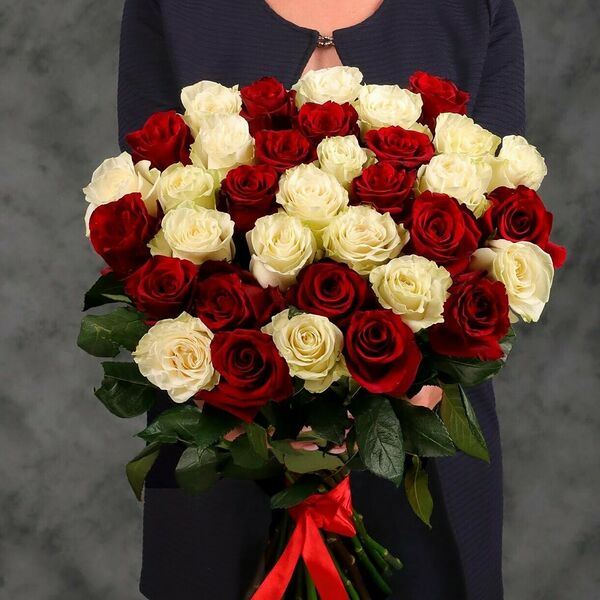 Букет из 35 белых и красных роз 50 см