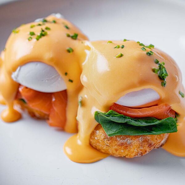 Бенедикт с драниками (с лососем)