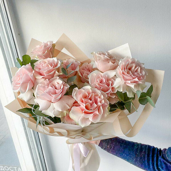 Супер WOW эффект !!!  Букет из 11 нежно-розовых французских роз с эвкалиптом