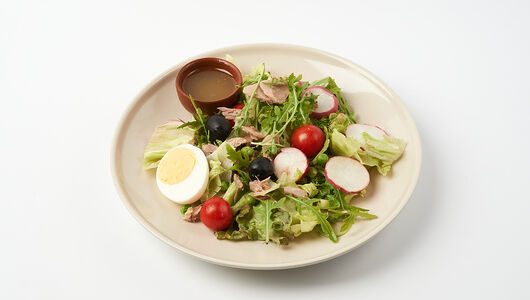 Салат с тунцом и горчичном соусом 200г