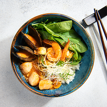 

Поке с морепродуктами под соусом Том ям 350г