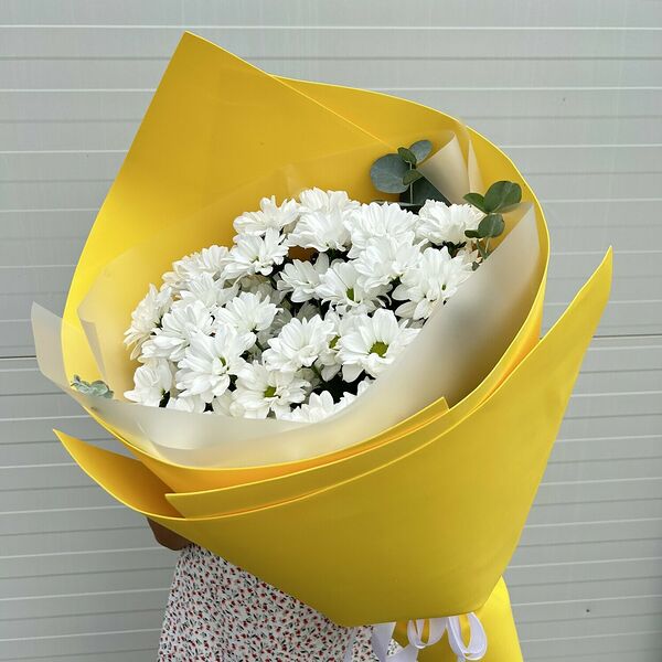 Букет с эвкалиптом и хризантемой