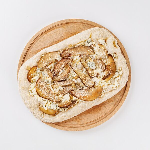 Пицца римская с грушей и сыром с голубой плесенью