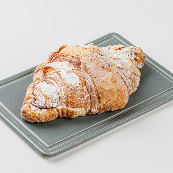 Круассан миндальный с брусникой