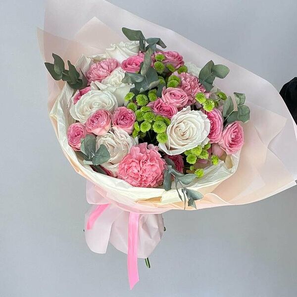 Авторский букет с розами и диантусами