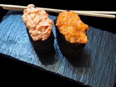 Гункан с лососем