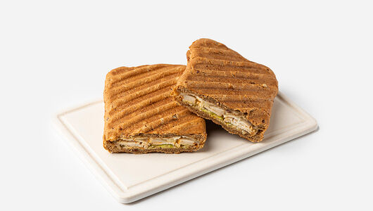 Панини с курицей-гриль, моцареллой и огуречным релишем, кафе