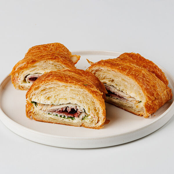 Круассан-ролл с курицей и брусникой, кафе