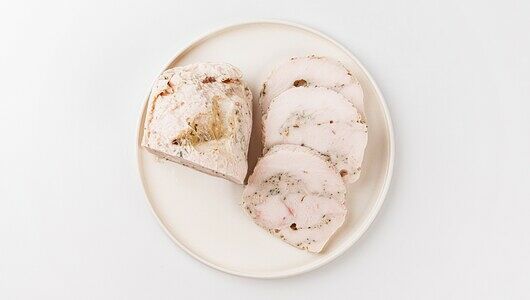 Рулет из куриной грудки с травами 