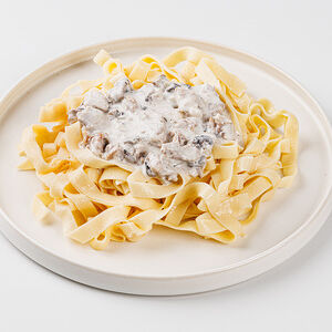 Фетучини в соусе со свининой и шампиньонами