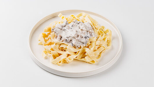 Фетучини в соусе со свининой и шампиньонами