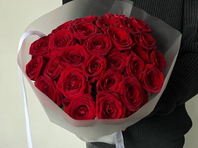 Букет из 29 красных роз ред наоми