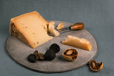 Сыр Чеддер козий с трюфелем, 50% Сырный Сомелье