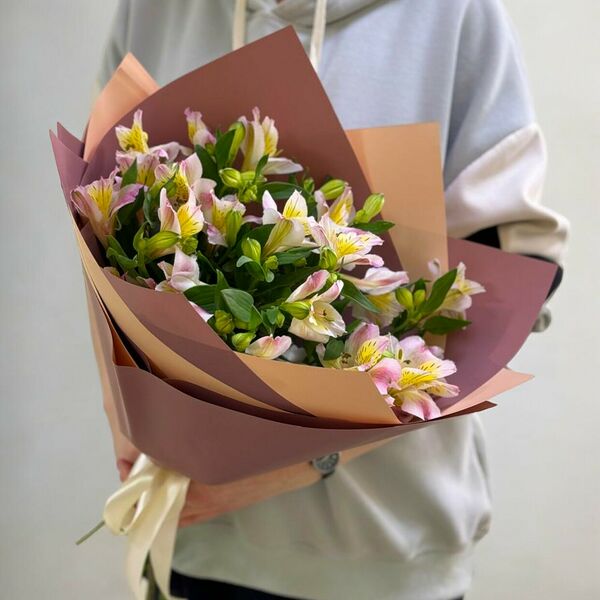 Красивый букет из 9 альстромерий №877