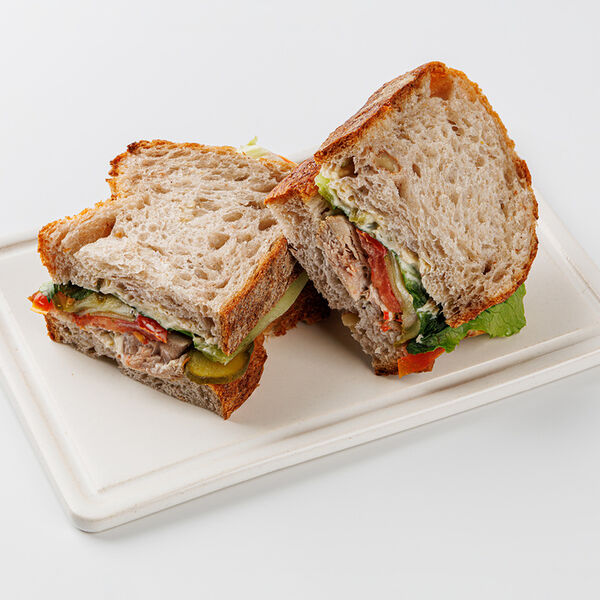 Сэндвич с бужениной и маринованными огурцами на ремесленном хлебе 190г