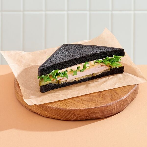 Клаб-сэндвич на угольном хлебе с индейкой и пикантным соусом 115 г