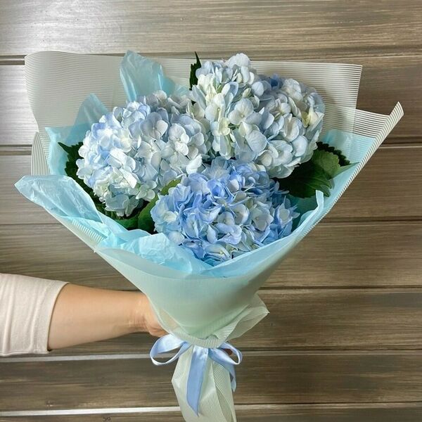 Букет из голубой гортензии