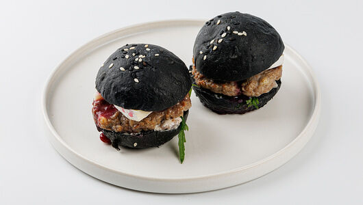 Мини-бургеры с котлетой из свинины и говядины, камамбером и брусничным соусом 145г