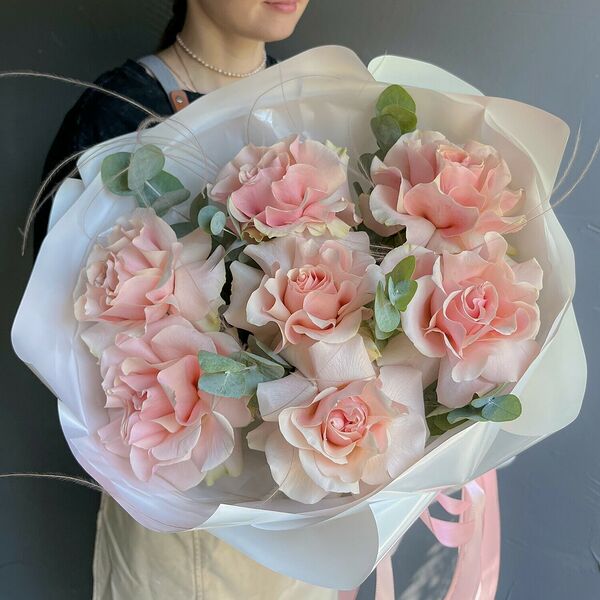 Букет из крупных французских роз с эвкалиптом