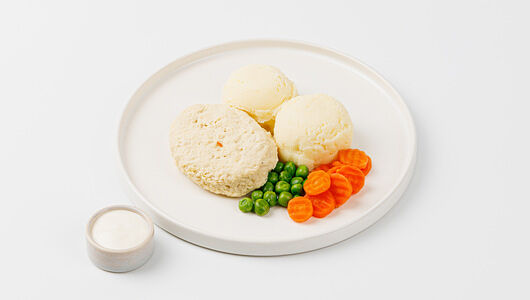 Котлета куриная с картофельным пюре и овощами