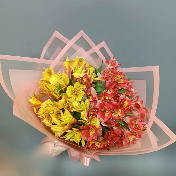 Букет ярких альстромерий