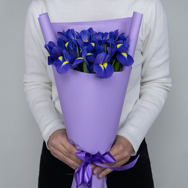 Букет из 9 ирисов в дизайнерской упаковке