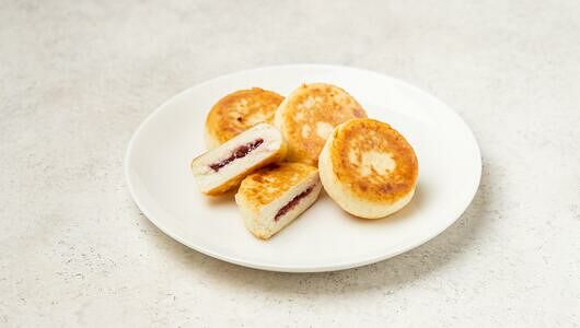 Сырники с малиной и сметаной